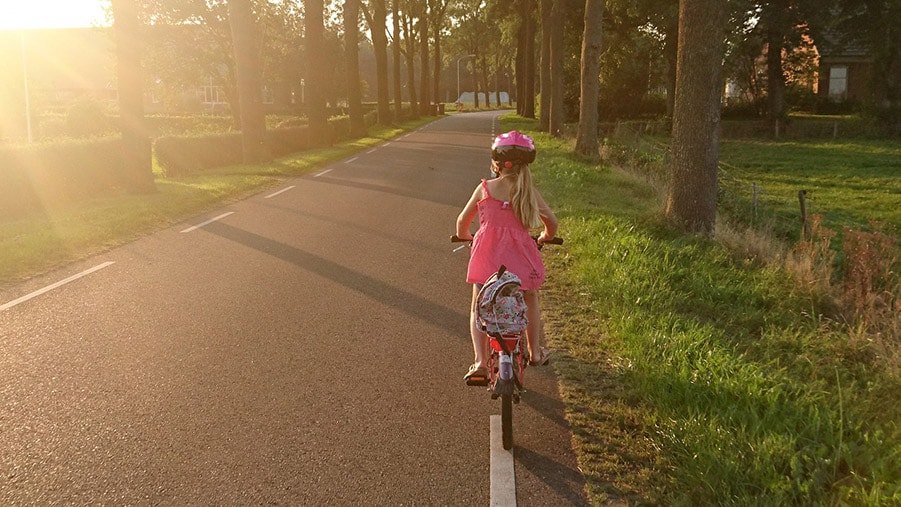 bambina-in-bicicletta bambina-in-bicicletta