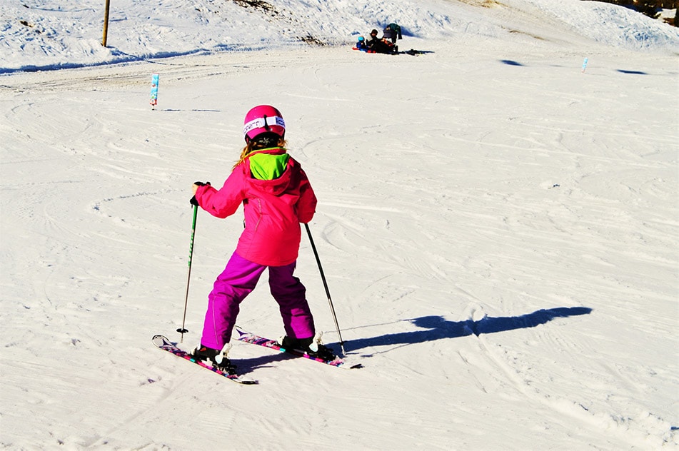 bambina che scia sulla neve