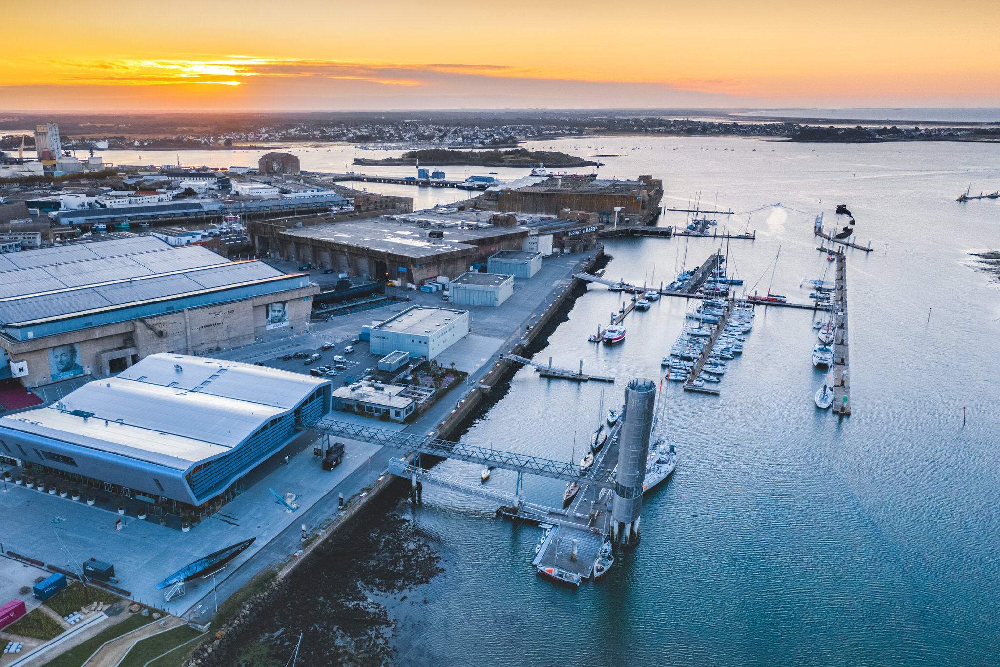 vue-aerienne-base-de-sous-marins-lorient-la-base-rade-thibault-poriel-lbst-678fc1a14dcad772678223.jpg