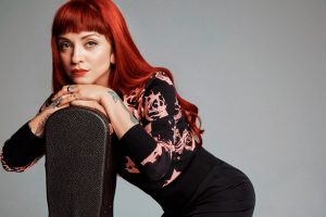 Mon Laferte lleva cárdigan de Fred Perry, falda de Liu-Jo y zapatos de Pura López.